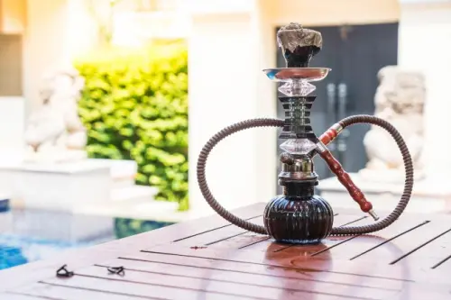WAS IST DER UNTERSCHIED ZWISCHEN EINER BONG UND EINER SHISHA?